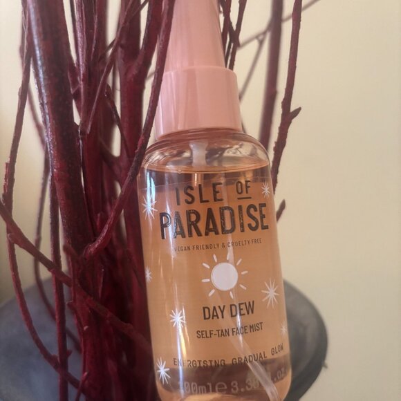 Sold out at most stores. ISLE OF PARADISE DAY DEW SELF TAN FACE MIST - Picture 4 of 5